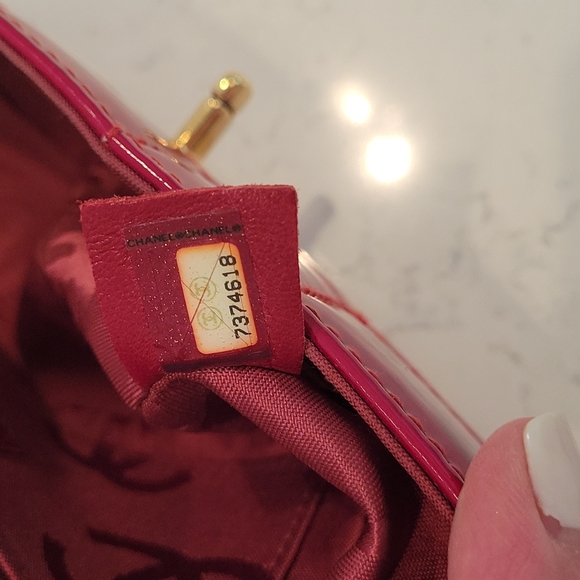 PETITE CLASSIC CHANEL PATENT HANDBAG WITH CARD CASE - Picture 10 of 13